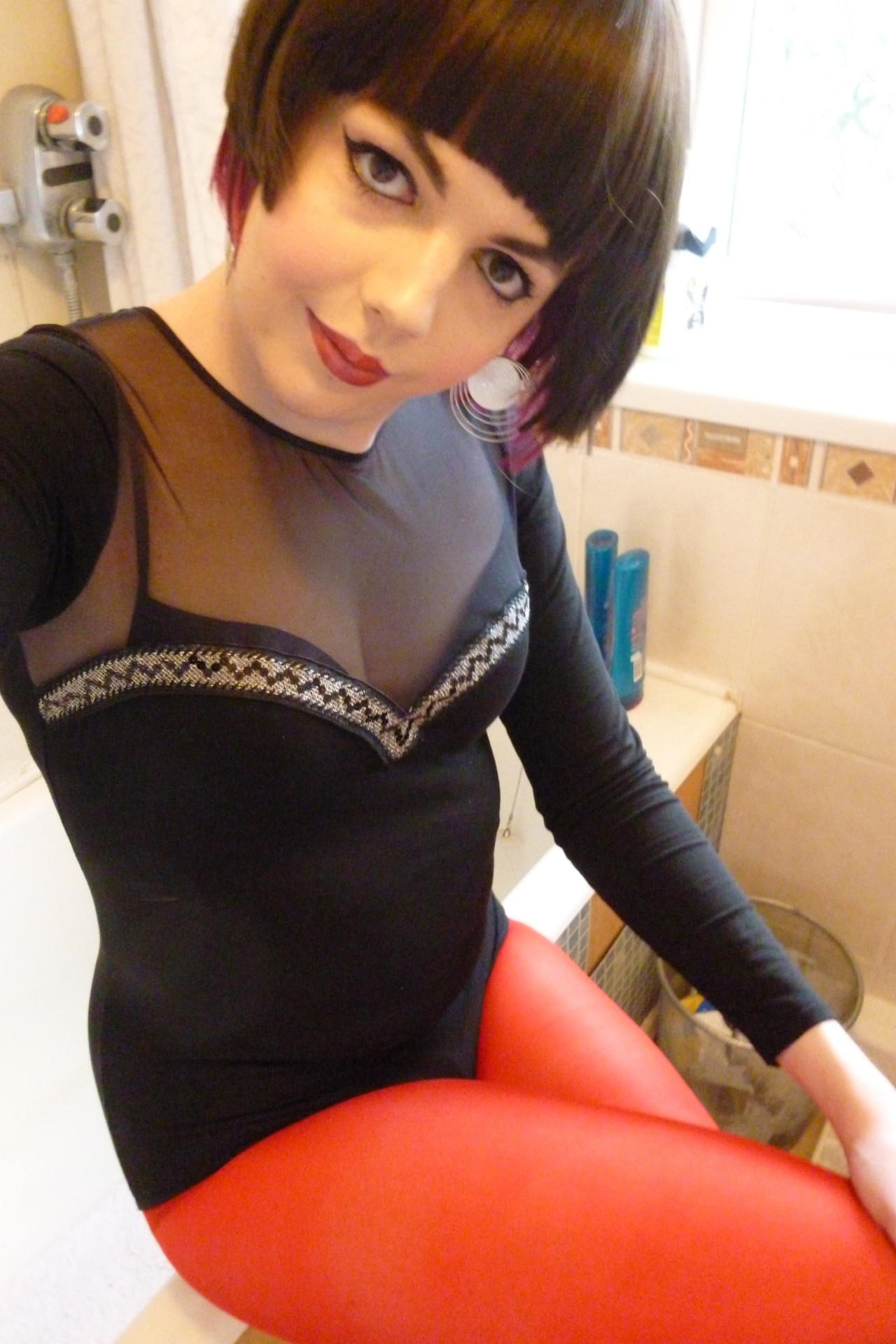 lucy-cd:  PicturesBodysuit looks great with the short wig, so cute &lt;3