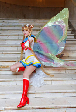 dumb-bunny:  cosplaygirl:  Super Sailor Moon