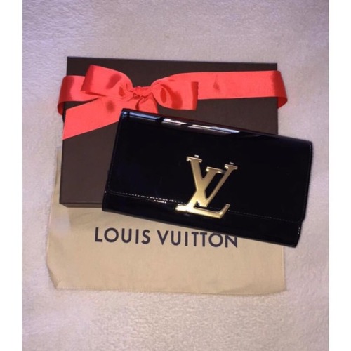 IG: missadrianaxx #me #louisvuitton #lvclutch #designer #luxury