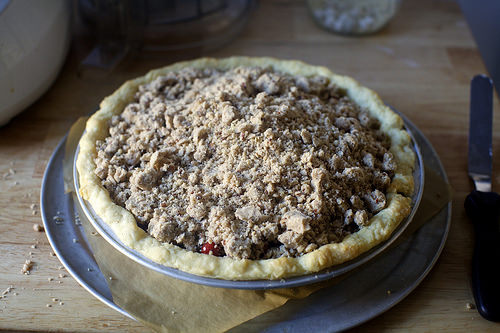 foodffs:  cranberry pie with thick pecan crumble  Really nice recipes. Every hour.   