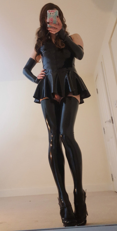 mainlyusedforwalking:Some rubbery goodness for y’all. I’m not the hugest fan of wearing latex, but g