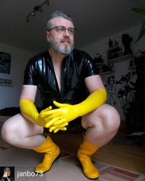 Credit to @janbo73 : #latex #rubber #rubberman #latexsuit #catsuit #gay #gayfetish #instagay #gloves