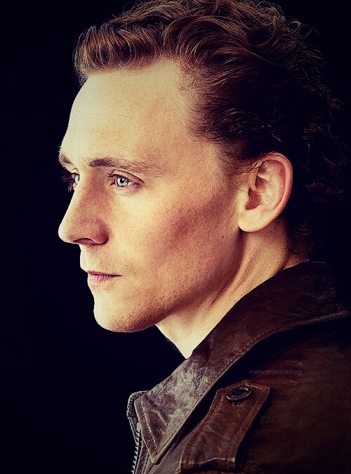 thehiddlesfever:  TOM HIDDLESTON. The king of romance? :&gt;
