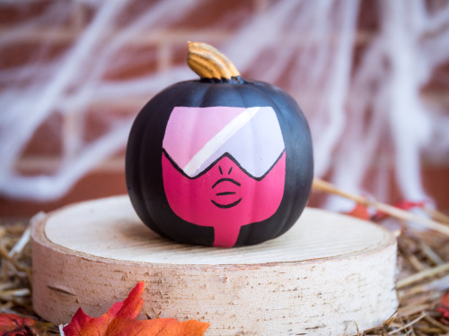 Have a safe and spooooooky Halloween (caw!) 
