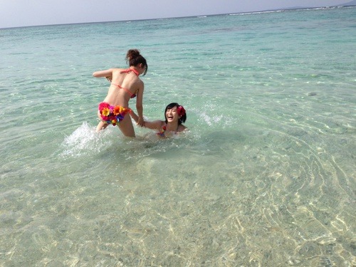 fistacon:   AKB48 - Manatsu No Sounds Good! –2012 AKB48 - Sayonara Crawl —2013 2014…….   SORRY BUT is the truth!and it will not see more fights in the summer!     Oh man. That horrible photoshop on the first 3 pics. Glad I don’t watermark