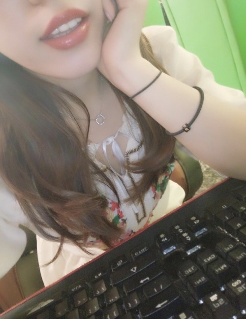 abc9876566666: 一个人来到网吧，对面的小哥哥一直在看我，好刺激，拍照的时候，下面止不住的湿润，可以感觉到