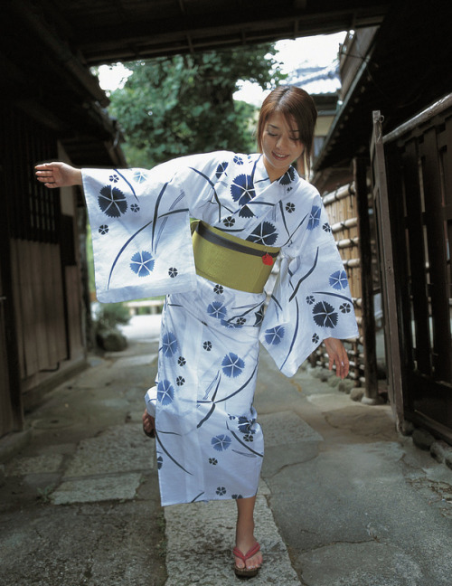 Miho Yoshioka in cotton yukata.  Image via g2slp of Flickr