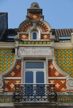 artdecoandartnouveau:  villa (by Kalense