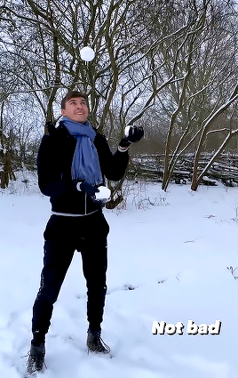 foksmashmydoor:Snow ball juggling ❄️​