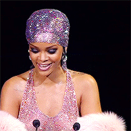 oxenteluana:Rihanna’s glowing skin/face appreciation post.
