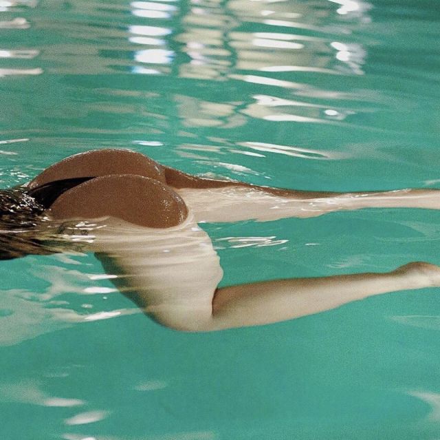 desinre: Sua linda esposa adora exibir na piscina. Agora aguenta, maridão. É a cornitude. 