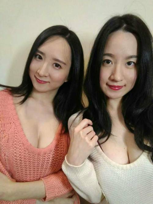 maturechinesewomen: 双胞胎轻熟女，脸蛋长得甜美，身材好，胸又大，是一对极品