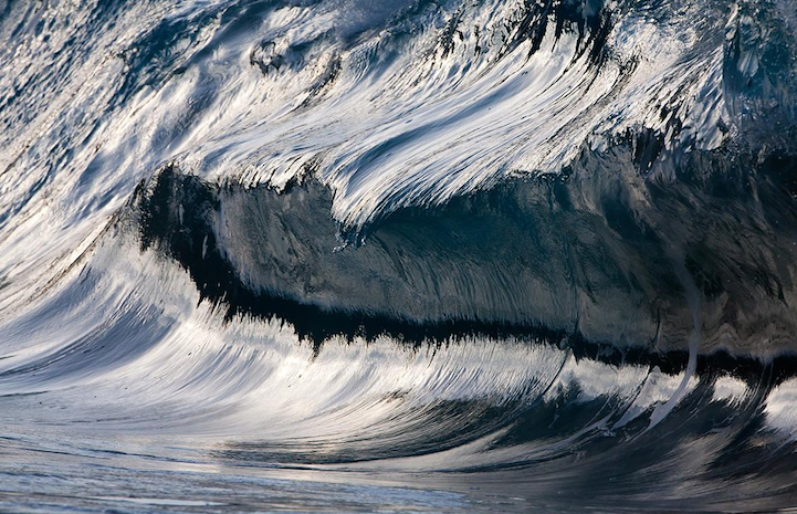 unicorn-meat-is-too-mainstream:  Photographer Perfectly Captures Magnificent Cresting