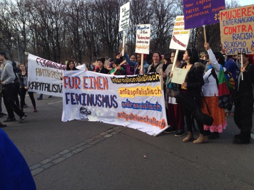 wellegegenvaterstaat:rangelei:  Frauenkampftag, 08.03.15, in Berlin.  Kurze Röcke, fette Bässe - Macker kriegen auf die Fresse!  war so jut!