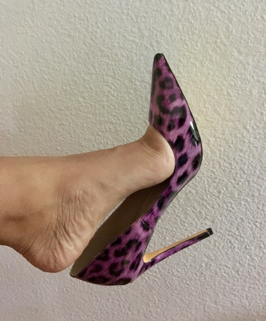 thehighheelscloset:  Dangling time… bare feet in my adorable 12cm pink leopard