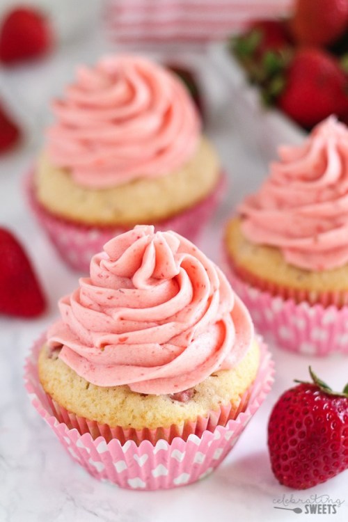  Fresh Strawberry CupcakesAll we need is food ♡ 