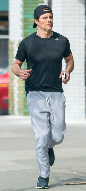 mynewplaidpants:James Marsden jogging in sweats through the streets of New York City is a thing I need to see in the flesh (thanks Mac)
