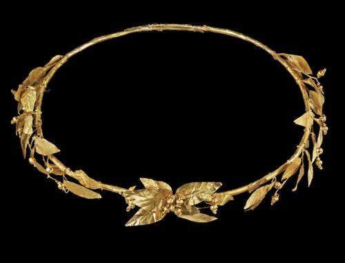 ancientjewels:Hellenistic gold olive wreath, c. 3rd century BCE. From Bonhams auction house. 