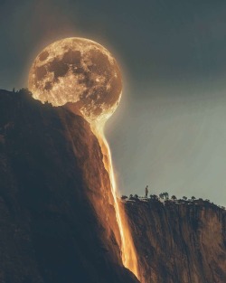 sixpenceee:  This perspective makes it look like the moon is melting. (Source)