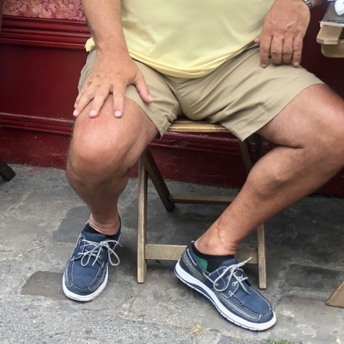 daddiesonthego: Casual Tourist Bulge Daddy enjoying a snack and beverage in the Montmartre neighborh