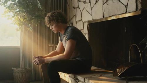 ruggedhood:WHERE DID THESE COMING FROM THE VIDEO ISN’T OUT YET lOOK AT ASHTON HELP