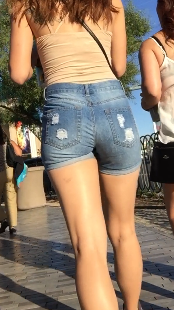 Tight Vegas ass!!👀👀If one manages to look past her ass you can see the MGM