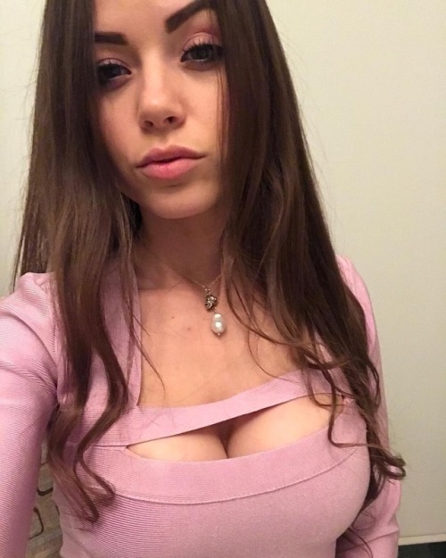 elconejoquequeriaserfeliz:  Melanie Pavola