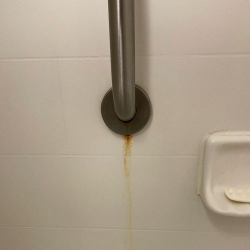 cm1k:What the actual fuck?!?!? A Hilton Hotel with a rust-stain in the shower!!!! How in the fuck do