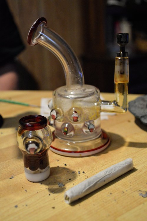 wynn1ng:  Had an amazing experience getting to sit down and sesh with the owner of dab n flo nails, who just so happens to be Chunks dad. Had a great time and got to smoke some amazing shit (some of which happens to be in that joint) and hit this awesome