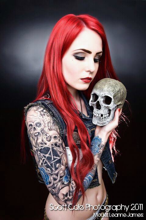weirdisfab:  Bearded man travel the world with Inked girls 