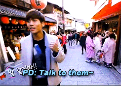 giashii-blog:  When Jonghyun saw pretty girls on the street…  