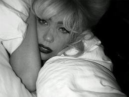 burqapop:  Lady Gaga + Bed Selfies 