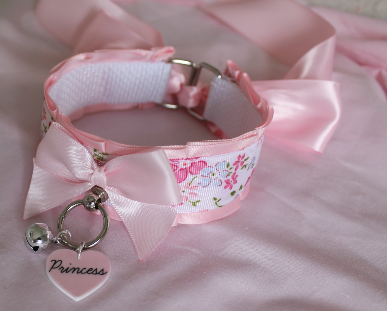 sara-meow:  2oe:  kittensplaypenshop:  Floral Collar, 1.25” thick. Also added a