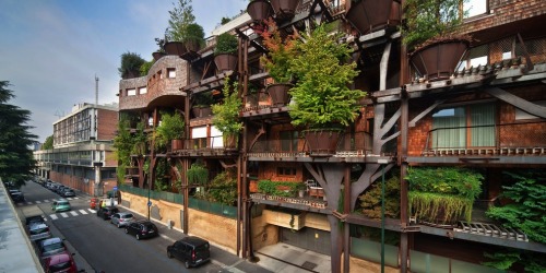 escapekit:  25 VerdeDesigned by Luciano Pia, the 5-story apartment building in Italy protects residents from air and noise pollution. This urban treehouse has a potted forest of 150 trees to help cut down on air pollution. With 63 units, each benefits