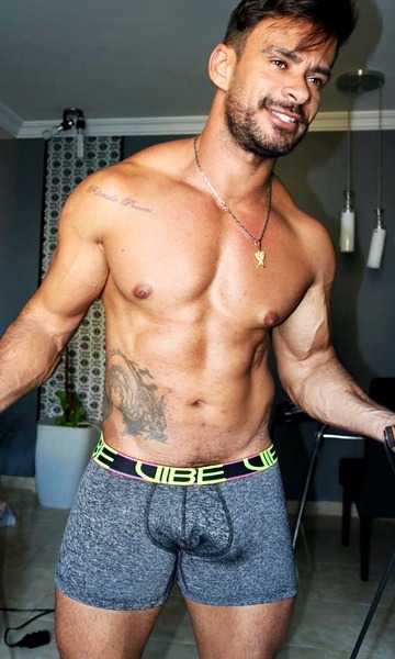 Romulo PraxesBlog: BoysdoLuke.blogspot.comTwitter: @BoysdoLukeOn
