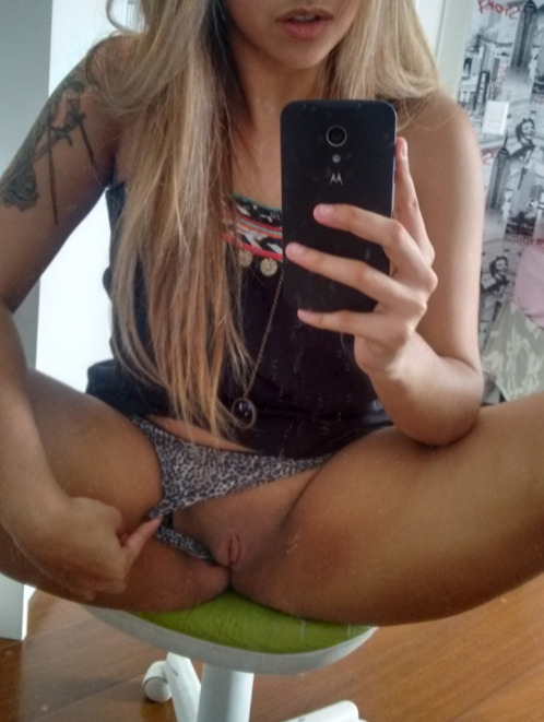 lovensexx:  dando aquela conferida rs e louca pra levar uma chupada gostosa