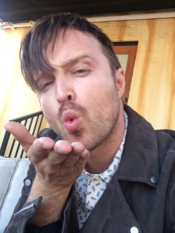 theselfieissue:  Kissies? Aaron Paul sends