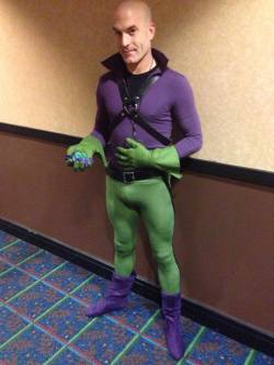 thesidekink:hornynerd665:  Bent Con 2013  The handsomest Lex Luthor I’ve seen. 