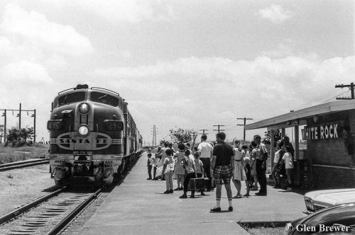 qstation:Santa Fe Train 116, the northbound Dallas Section of the Texas Chief, arrives at White Ro