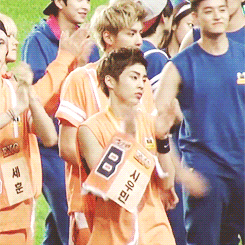 yixinques:  xiumin getting the living shit scared out of him 