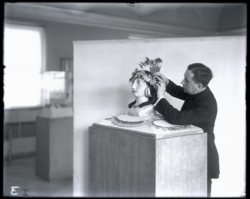 QUEEN PUABI&rsquo;S HEADDRESS (2/2)Ur, Iraqc.2500 BCESo many different displays, each rather telling