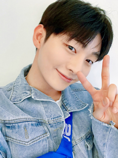 윤지성 (Yoon Jisung) Official