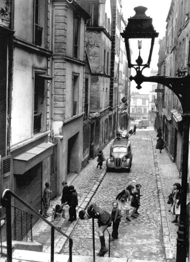 mimbeau:  Ménilmontant, Paris 1953 by Robert Doisneau 