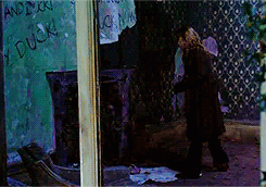doctorwho:  Duck, now. Doctor Who Series 3: Blink