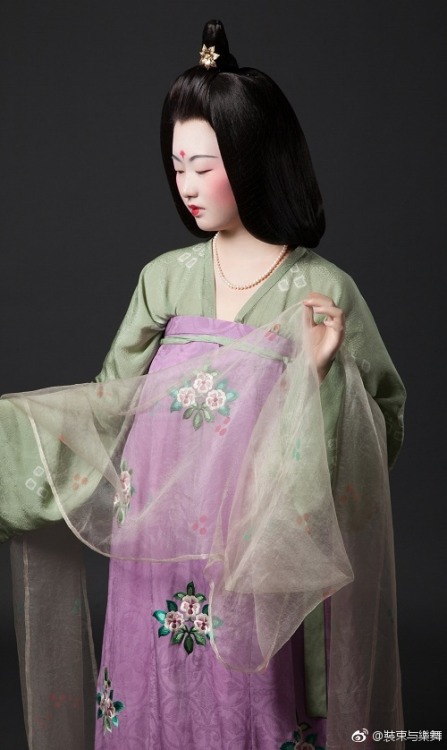 dressesofchina:Recreated Tang Dynasty looks. Tang dynasty had some outrageous hairstyles (but not as
