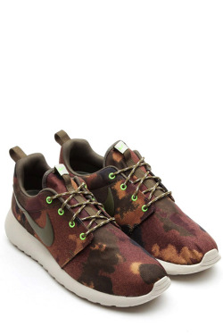 maxhellasick:   Nike WMNS Roshe Run – Camouflage