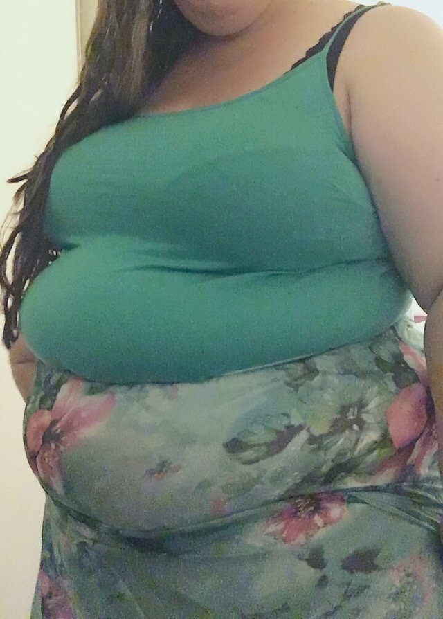 speck60: fatteningcookie:     Fat rolls for days 💚💖   Oh man so sexy  
