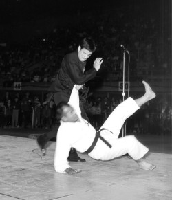 gutsanduppercuts:  Bruce Lee demonstrates his throwing techniques in Long Beach, 1964.