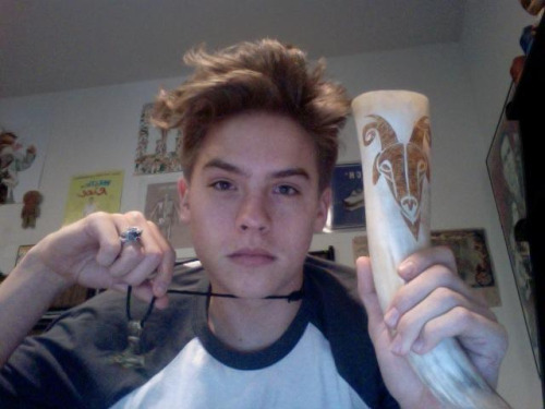 xuf: pale-as-fuck: cumplaining: is that one of the sprouse brothers omg?!?!? zac? is that u omg 