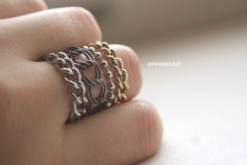 These simple DIY chain rings are so pretty and easy to make. The tutorial is over at antywieszak.pl The pictures are pretty self explanatory, but the written instruction are in Polish, but Google Chrome will translate it for you.